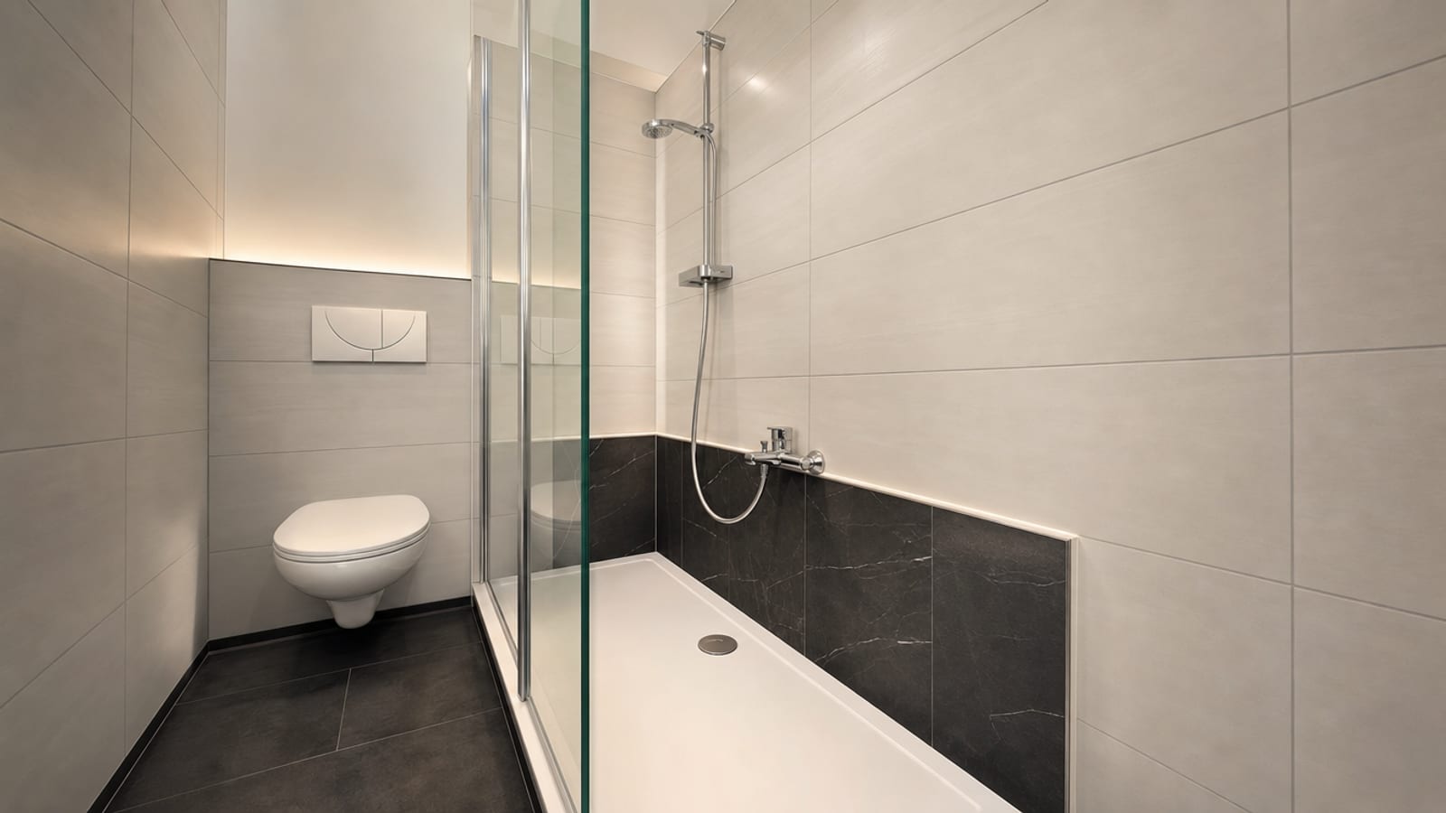 Nachher: moderne bodengleiche flache Dusche mit Glaswand