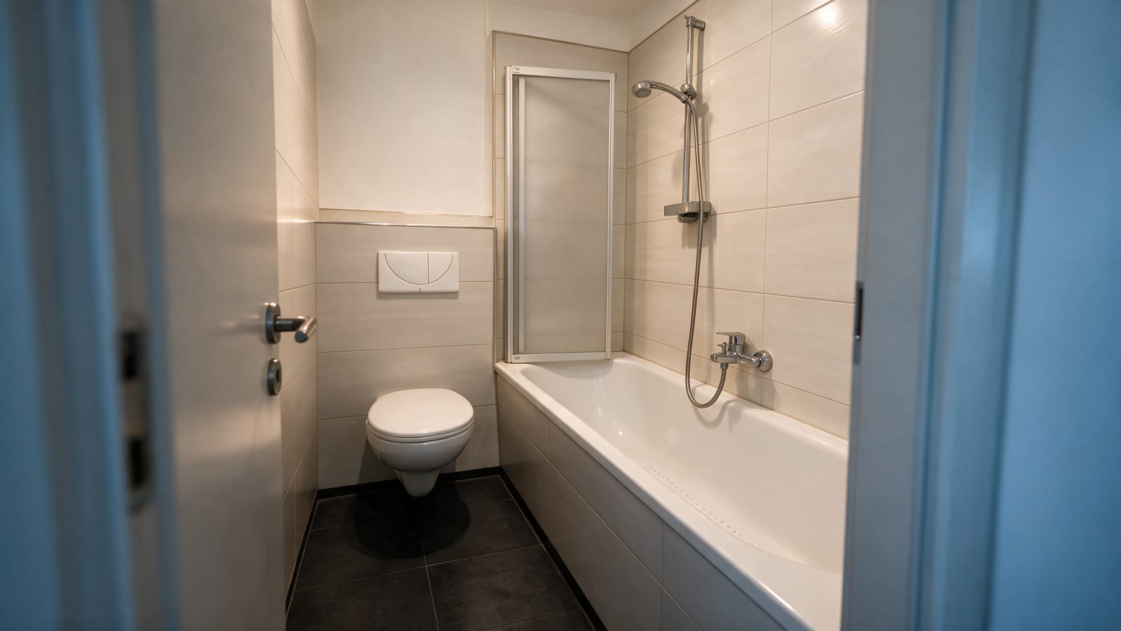 Vorher: altes Badezimmer mit Badewanne